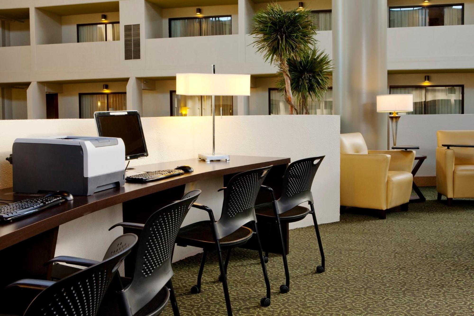 Hotel Crowne Plaza Indianapolis-Airport By Ihg Exterior foto